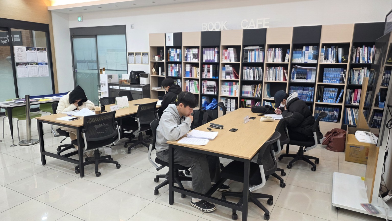 학생들이 공부 중인 북카페 학습 공간